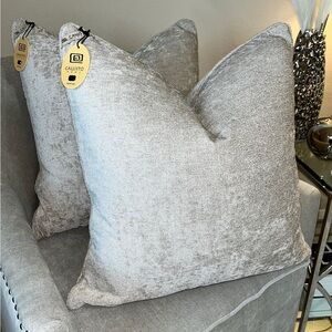 1- NWT CALLISTO HOME DECORATIVE PILLOW (Please read description for details)